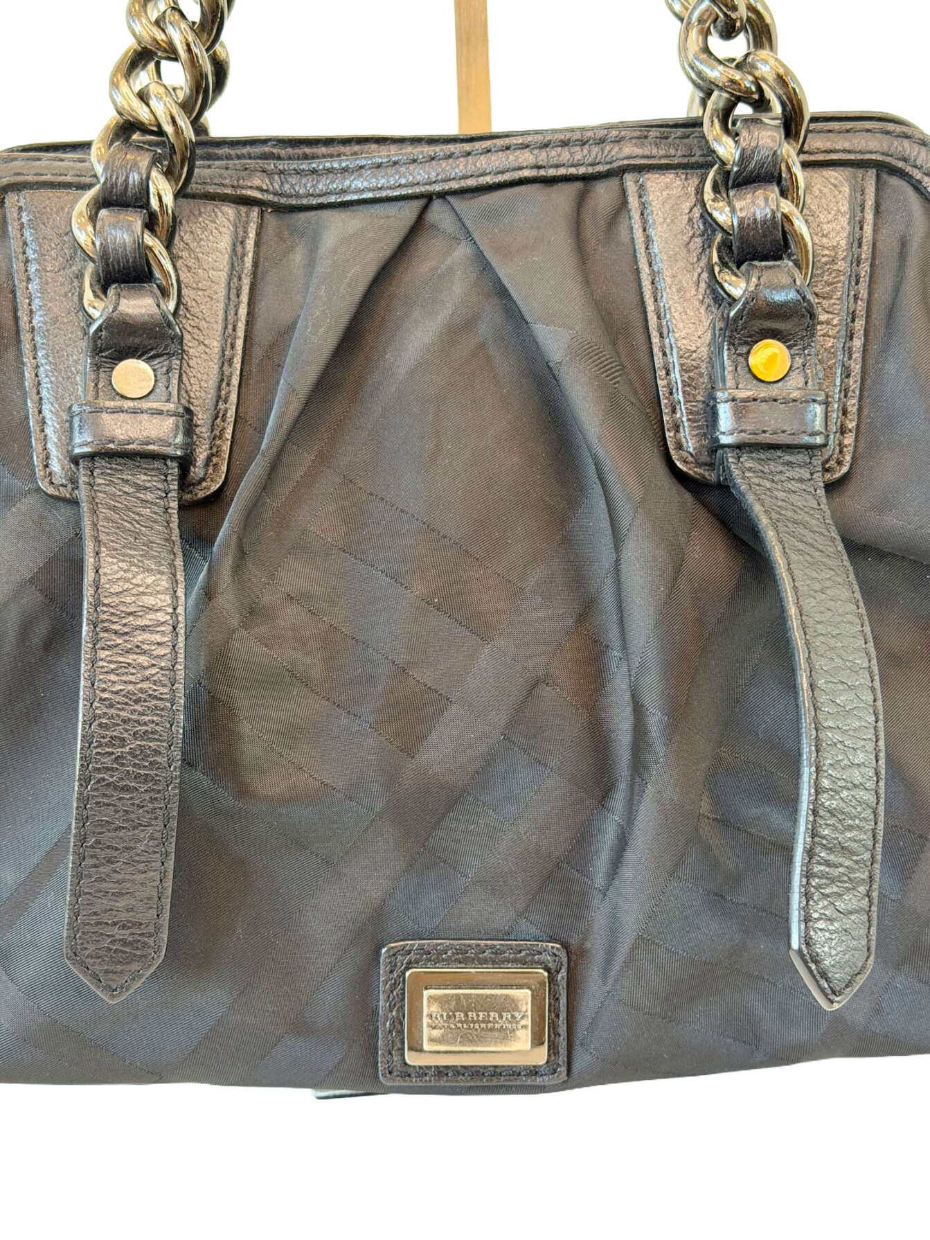 Burberry Check Nylon Τσάντα Ώμου με Αλυσίδα σε Μαύρο - Image 4