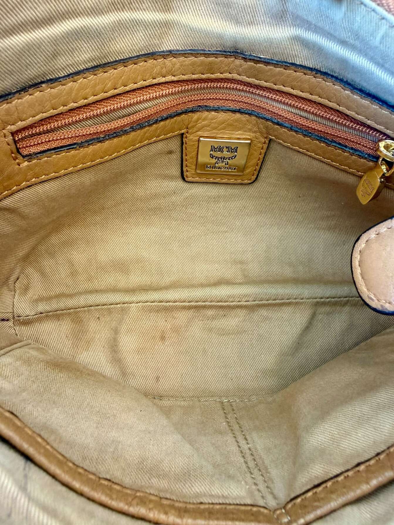 MCM Visetos Baguette Τσάντα Ώμου σε Cognac - Image 8