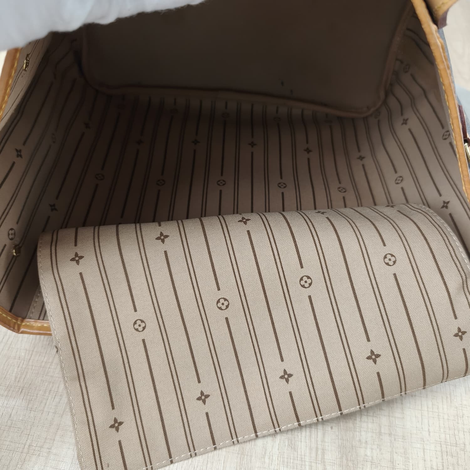 Louis Vuitton Neverfull MM Monogram Canvas — Καφέ Tote με Pochette — φωτογραφία 11