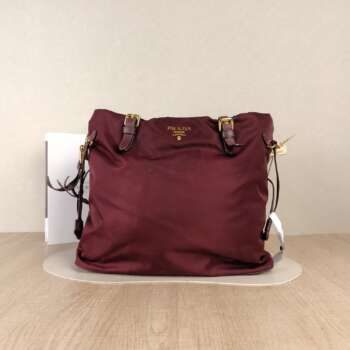 Prada Tessuto Nylon Shopping Bag — Μπορντό Tote με Δερμάτινες Λεπτομέρειες
