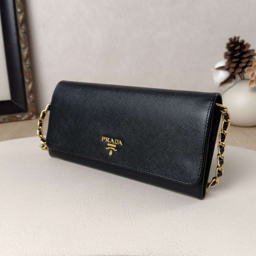 Prada Saffiano Wallet on Chain — Μαύρο Πορτοφόλι-Τσαντάκι με Χρυσή Αλυσίδα