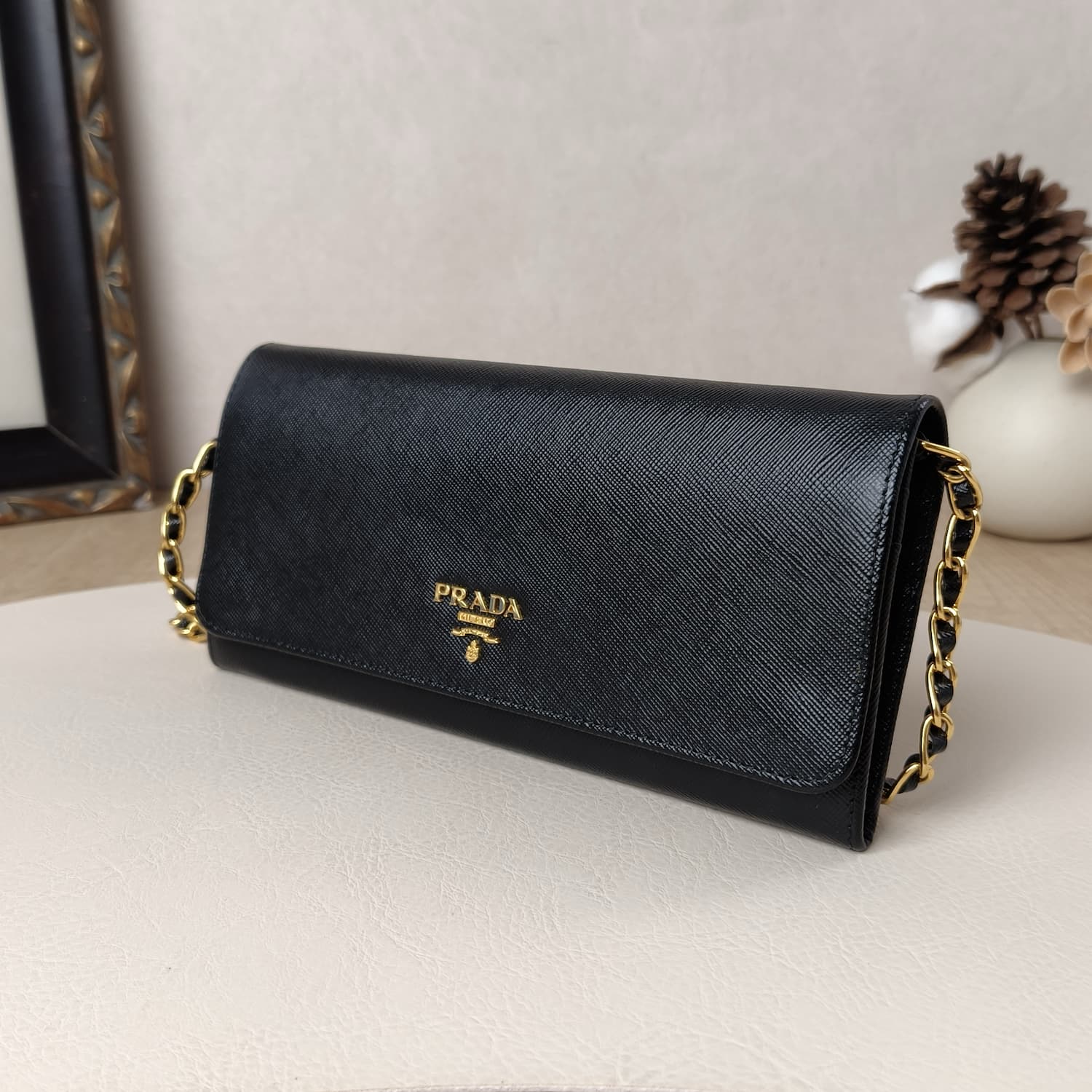 Prada Saffiano Wallet on Chain — Μαύρο Πορτοφόλι-Τσαντάκι με Χρυσή Αλυσίδα