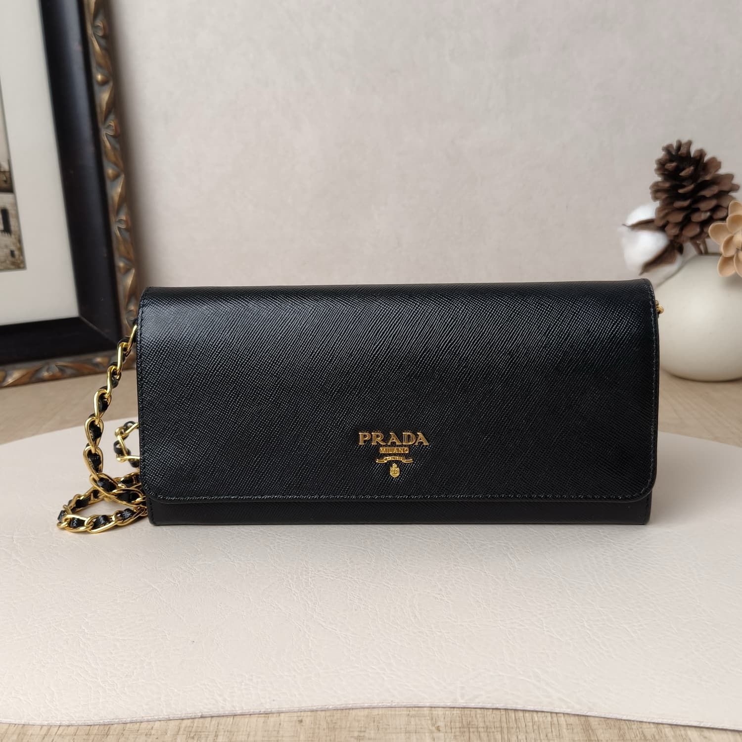 Prada Saffiano Wallet on Chain — Μαύρο Πορτοφόλι-Τσαντάκι με Χρυσή Αλυσίδα — φωτογραφία 2