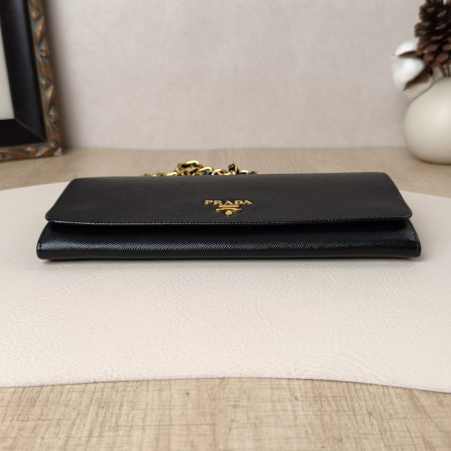 Prada Saffiano Wallet on Chain — Μαύρο Πορτοφόλι-Τσαντάκι με Χρυσή Αλυσίδα — φωτογραφία 4