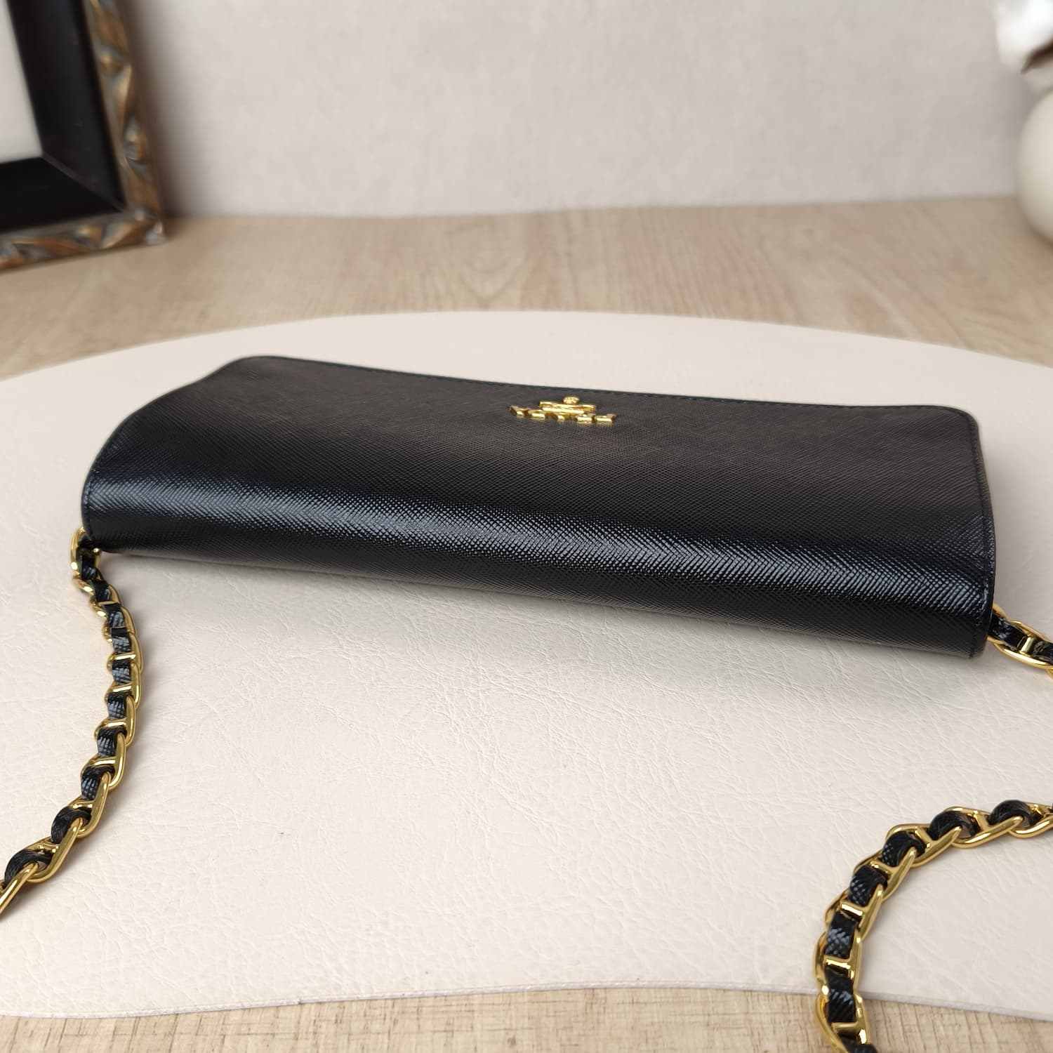 Prada Saffiano Wallet on Chain — Μαύρο Πορτοφόλι-Τσαντάκι με Χρυσή Αλυσίδα — φωτογραφία 6