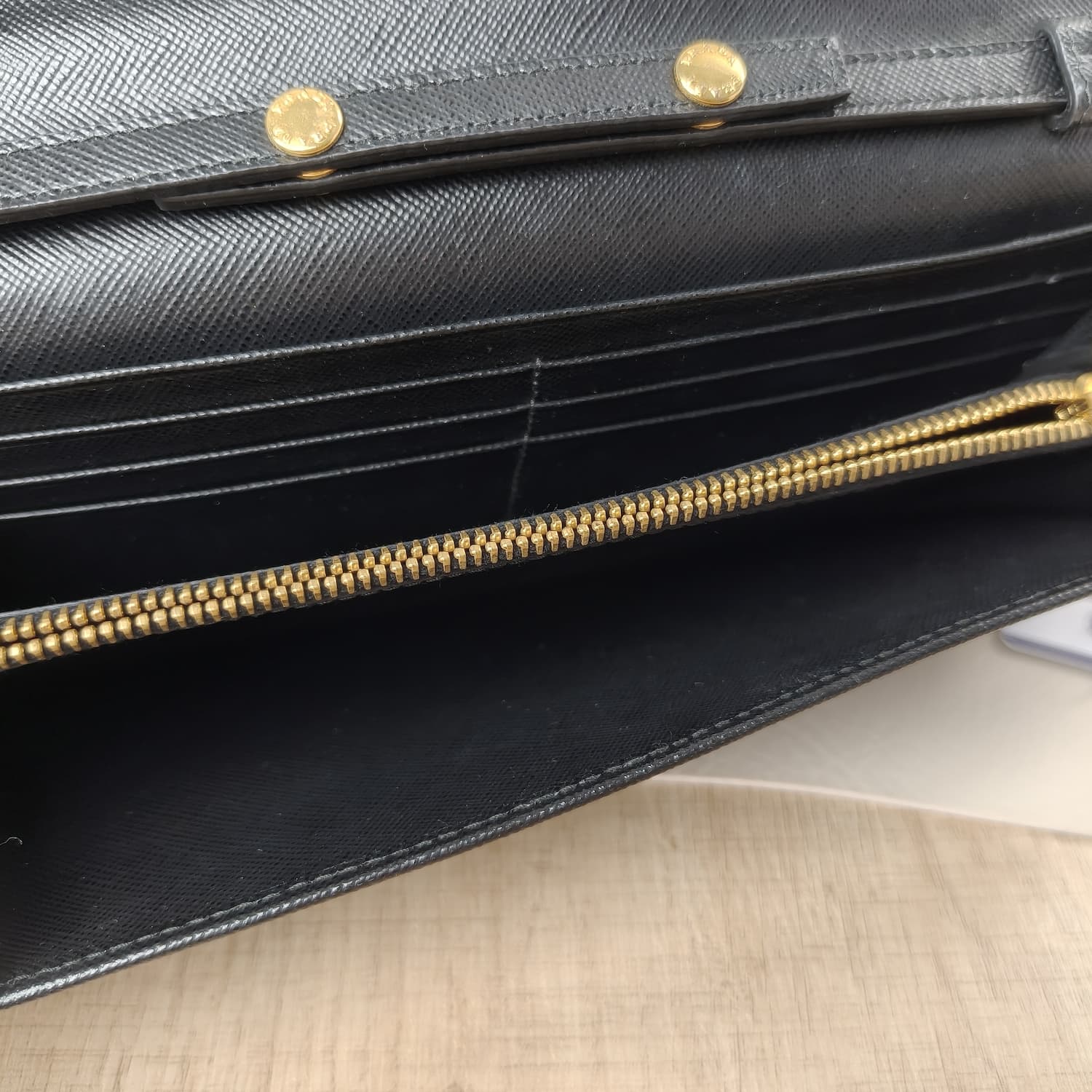 Prada Saffiano Wallet on Chain — Μαύρο Πορτοφόλι-Τσαντάκι με Χρυσή Αλυσίδα — φωτογραφία 7