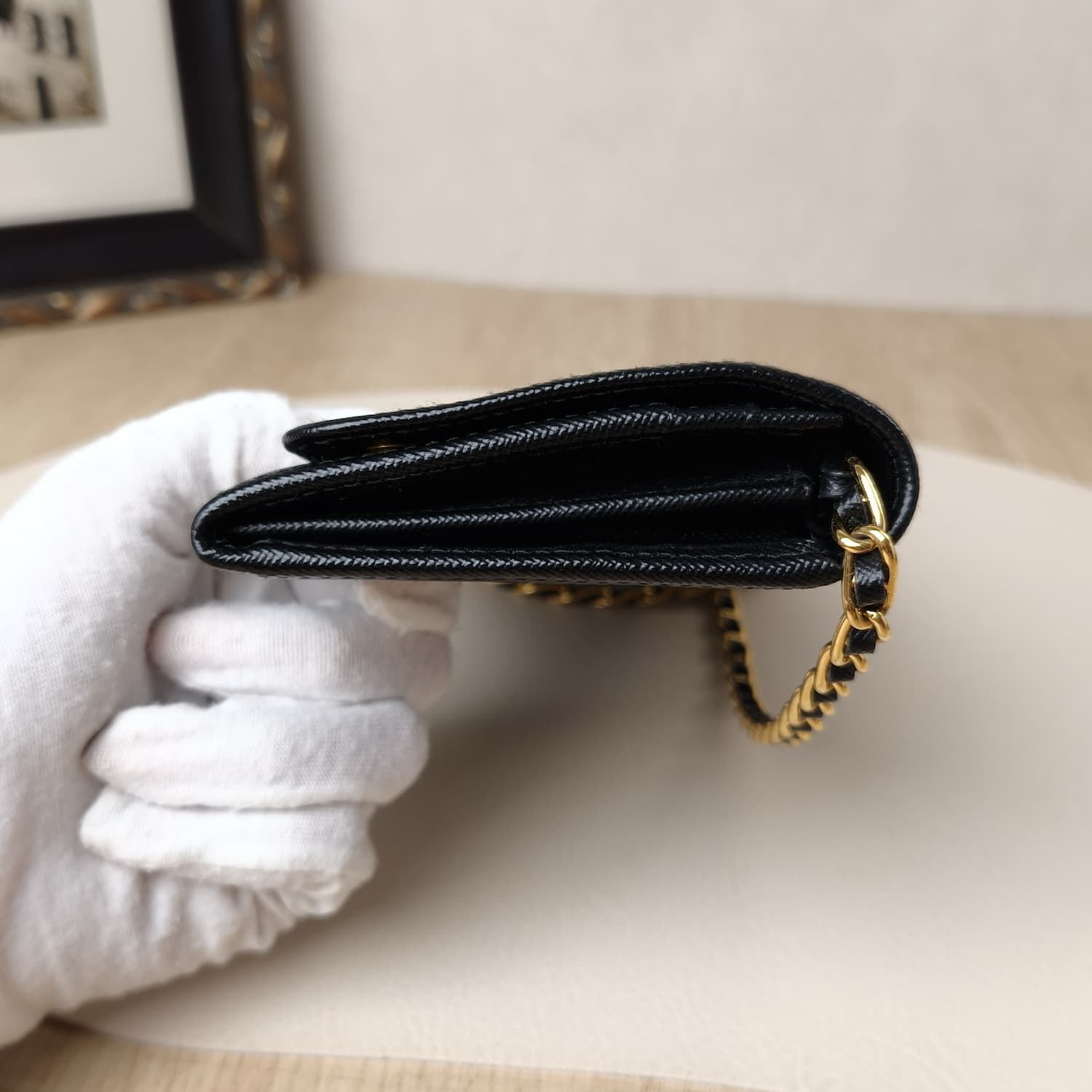 Prada Saffiano Wallet on Chain — Μαύρο Πορτοφόλι-Τσαντάκι με Χρυσή Αλυσίδα — φωτογραφία 8