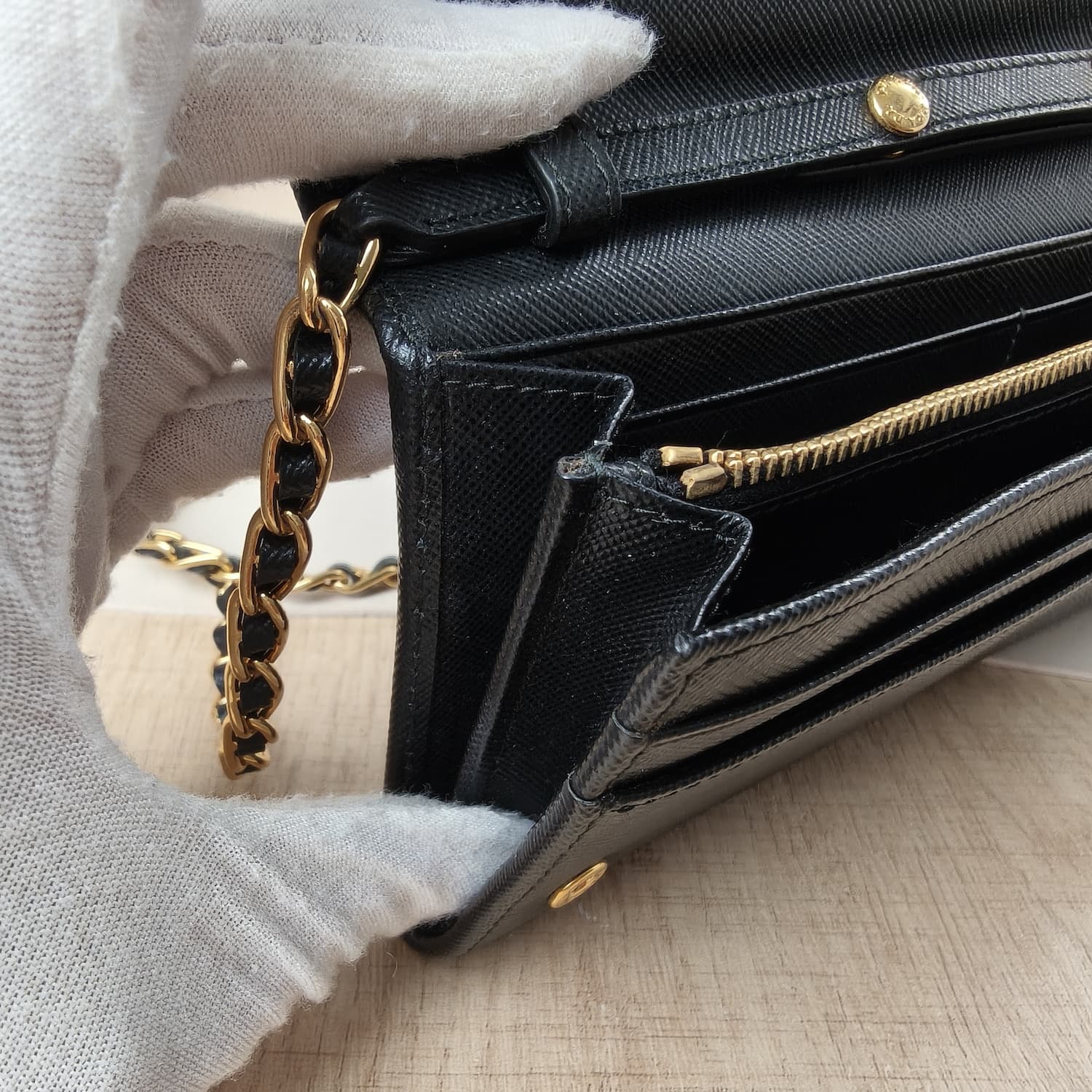 Prada Saffiano Wallet on Chain — Μαύρο Πορτοφόλι-Τσαντάκι με Χρυσή Αλυσίδα — φωτογραφία 10