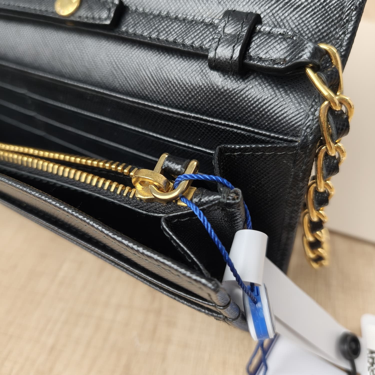 Prada Saffiano Wallet on Chain — Μαύρο Πορτοφόλι-Τσαντάκι με Χρυσή Αλυσίδα — φωτογραφία 11