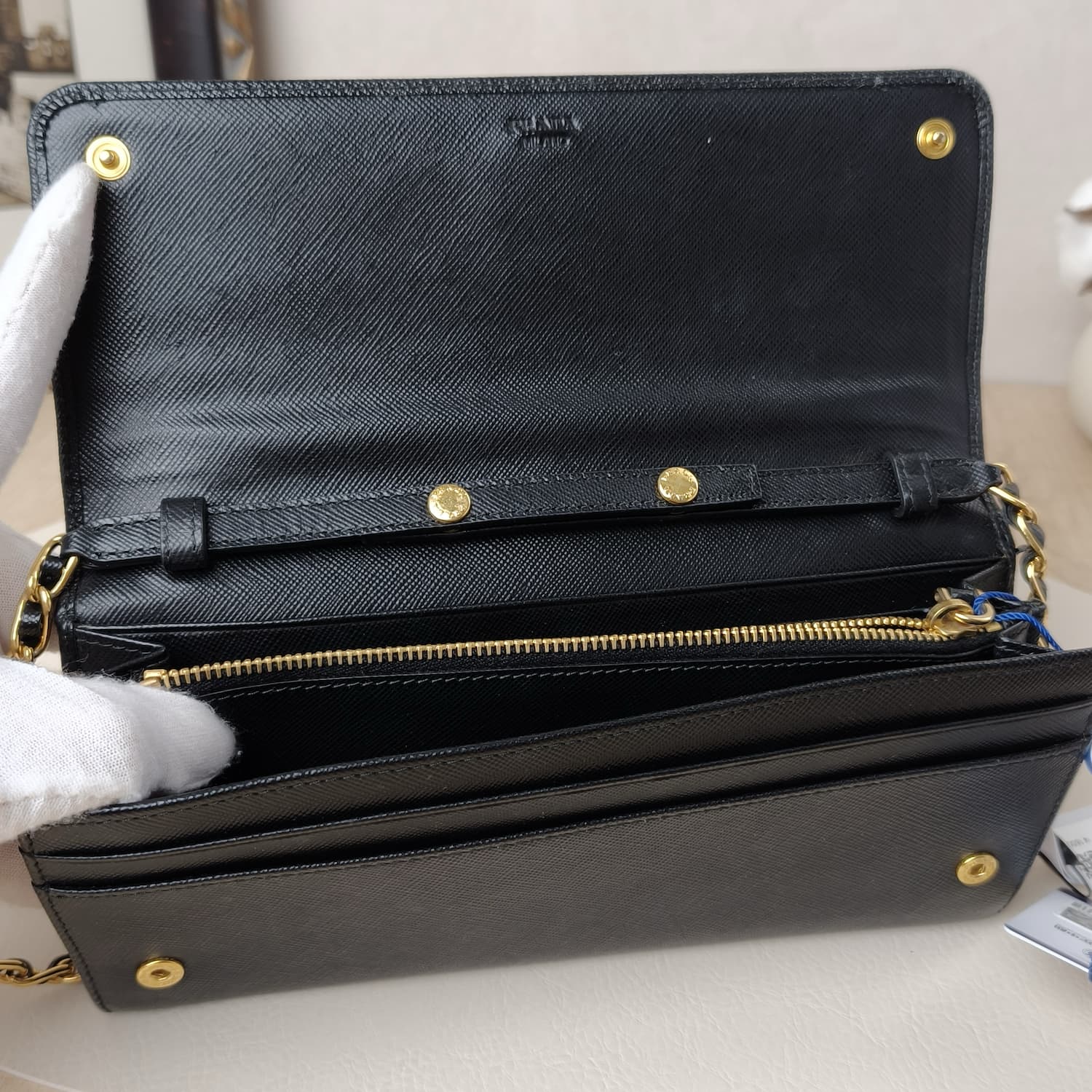 Prada Saffiano Wallet on Chain — Μαύρο Πορτοφόλι-Τσαντάκι με Χρυσή Αλυσίδα — φωτογραφία 12