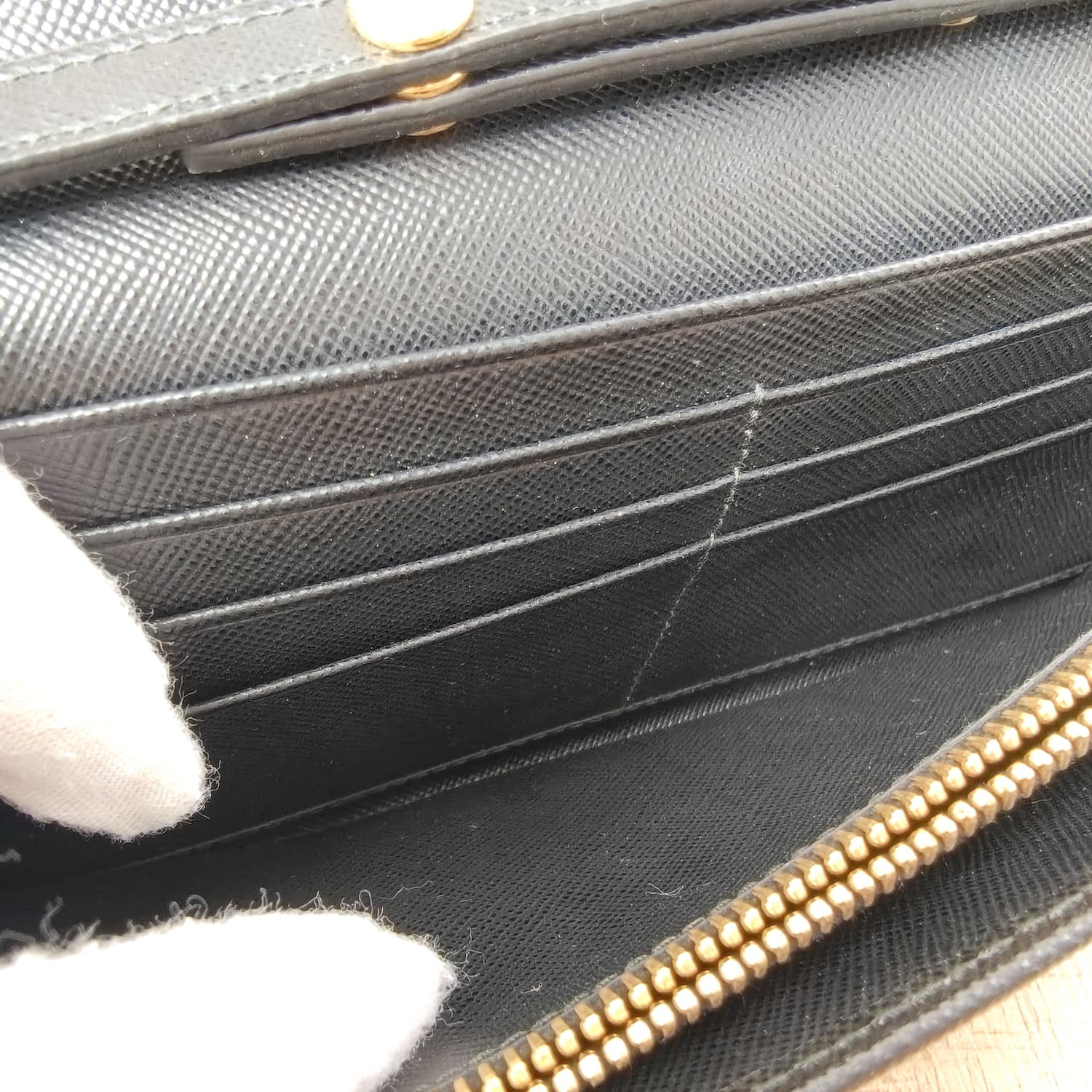 Prada Saffiano Wallet on Chain — Μαύρο Πορτοφόλι-Τσαντάκι με Χρυσή Αλυσίδα — φωτογραφία 14