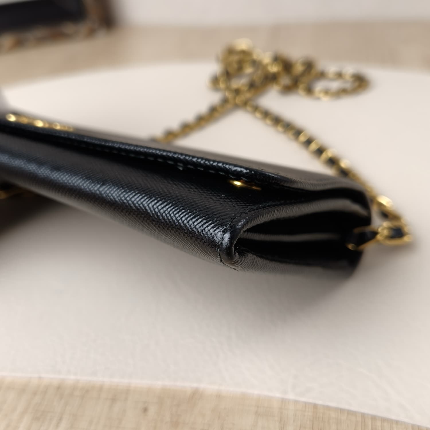 Prada Saffiano Wallet on Chain — Μαύρο Πορτοφόλι-Τσαντάκι με Χρυσή Αλυσίδα — φωτογραφία 16