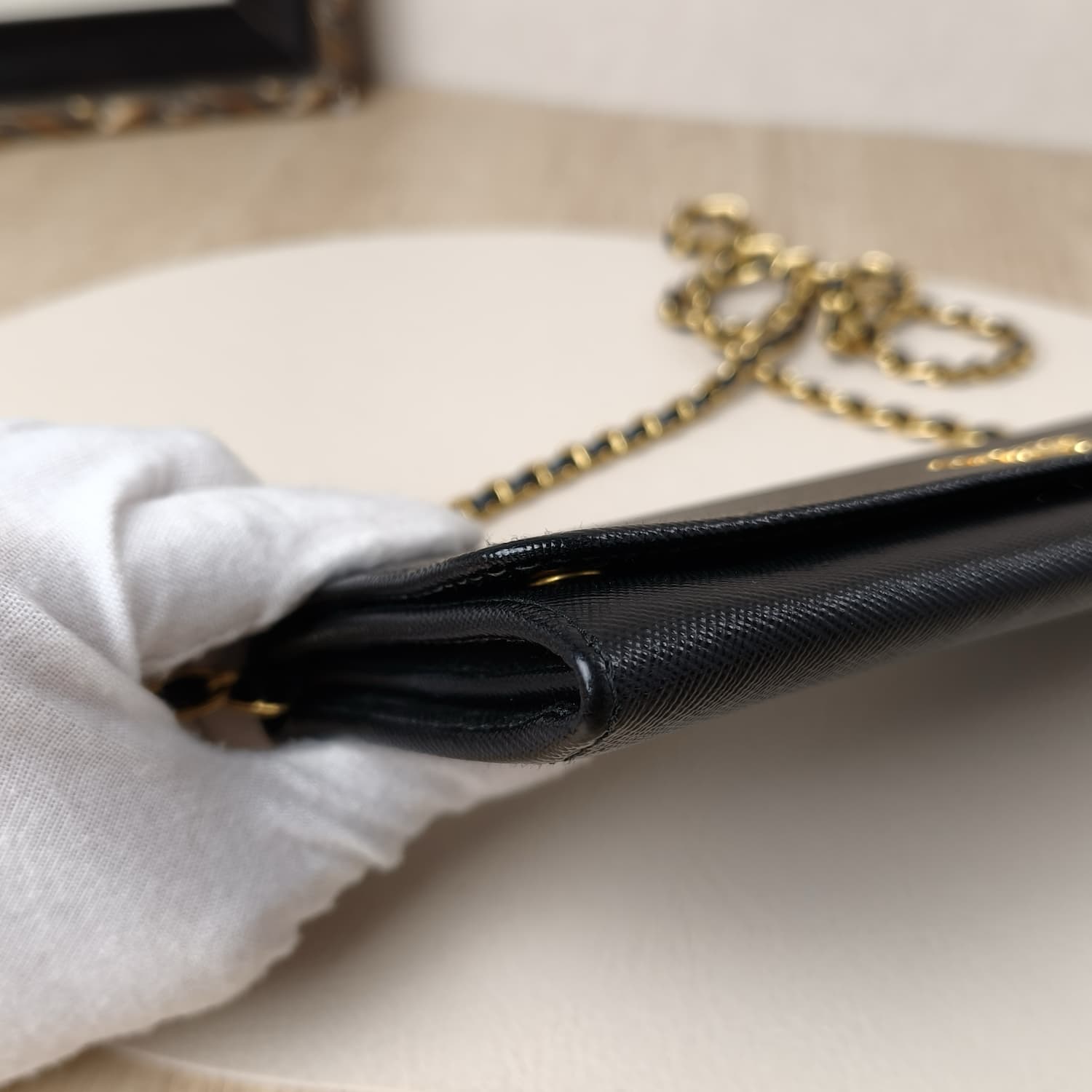 Prada Saffiano Wallet on Chain — Μαύρο Πορτοφόλι-Τσαντάκι με Χρυσή Αλυσίδα — φωτογραφία 17