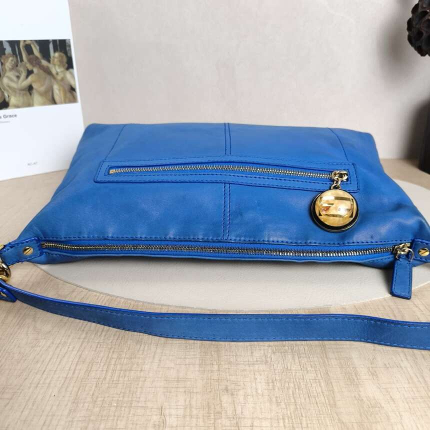 Fendi Δερμάτινη Crossbody σε Έντονο Μπλε με Στρογγυλό FF Charm