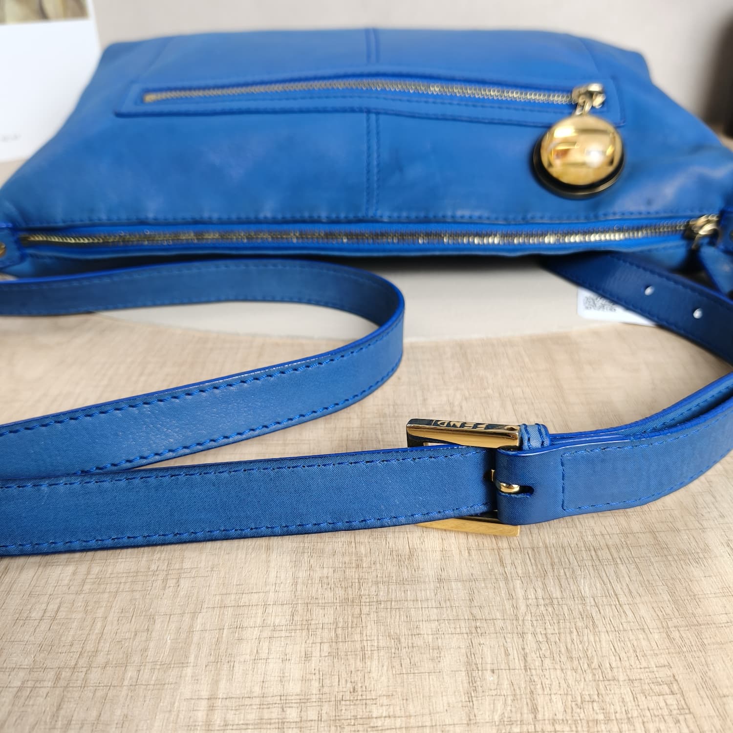Fendi Δερμάτινη Crossbody σε Έντονο Μπλε με Στρογγυλό FF Charm — φωτογραφία 2