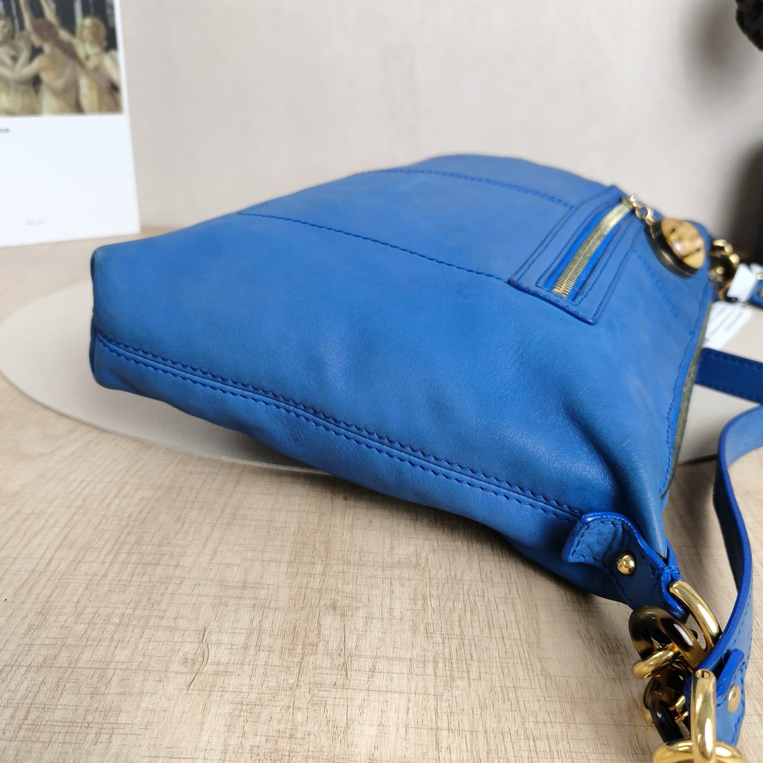 Fendi Δερμάτινη Crossbody σε Έντονο Μπλε με Στρογγυλό FF Charm — φωτογραφία 3