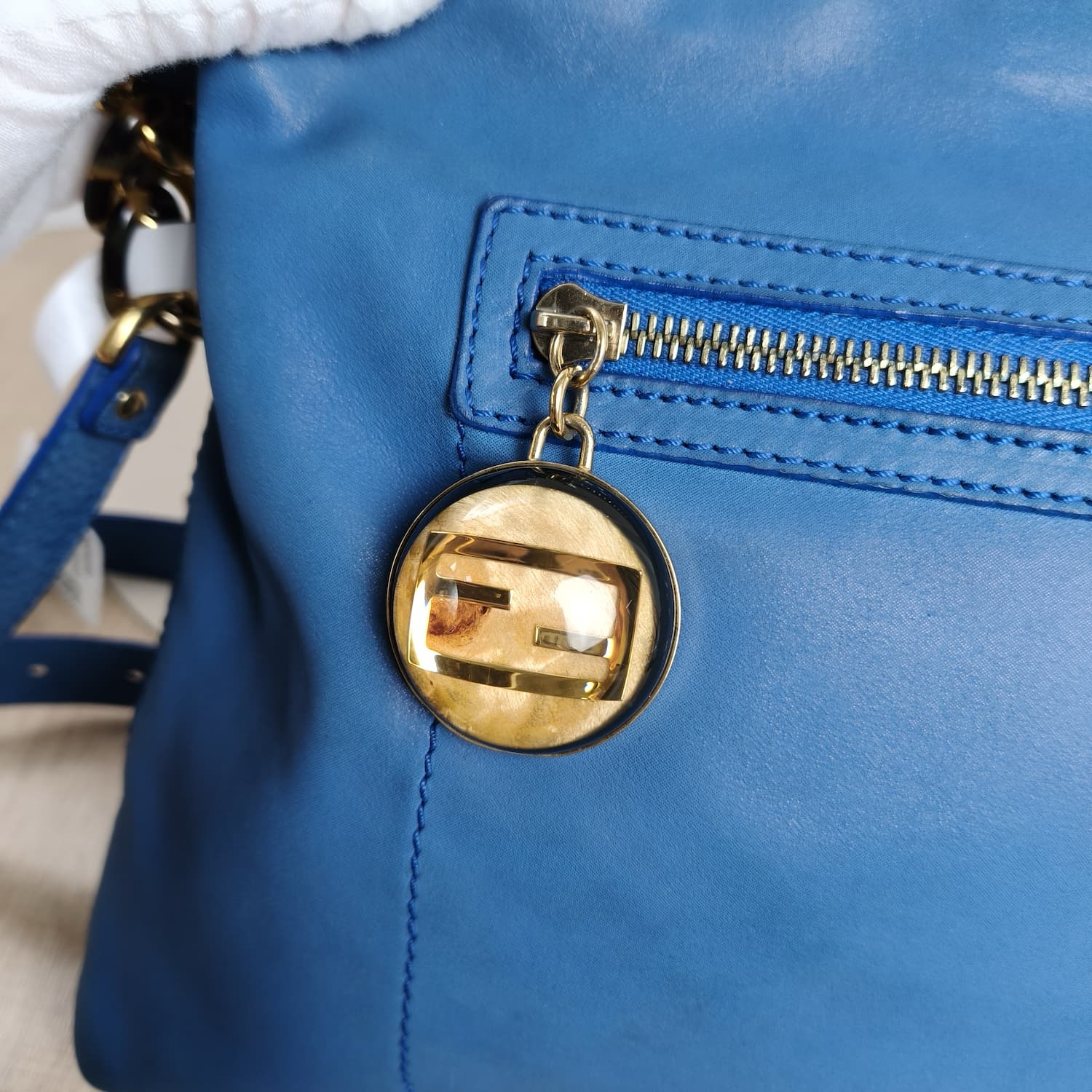 Fendi Δερμάτινη Crossbody σε Έντονο Μπλε με Στρογγυλό FF Charm — φωτογραφία 4