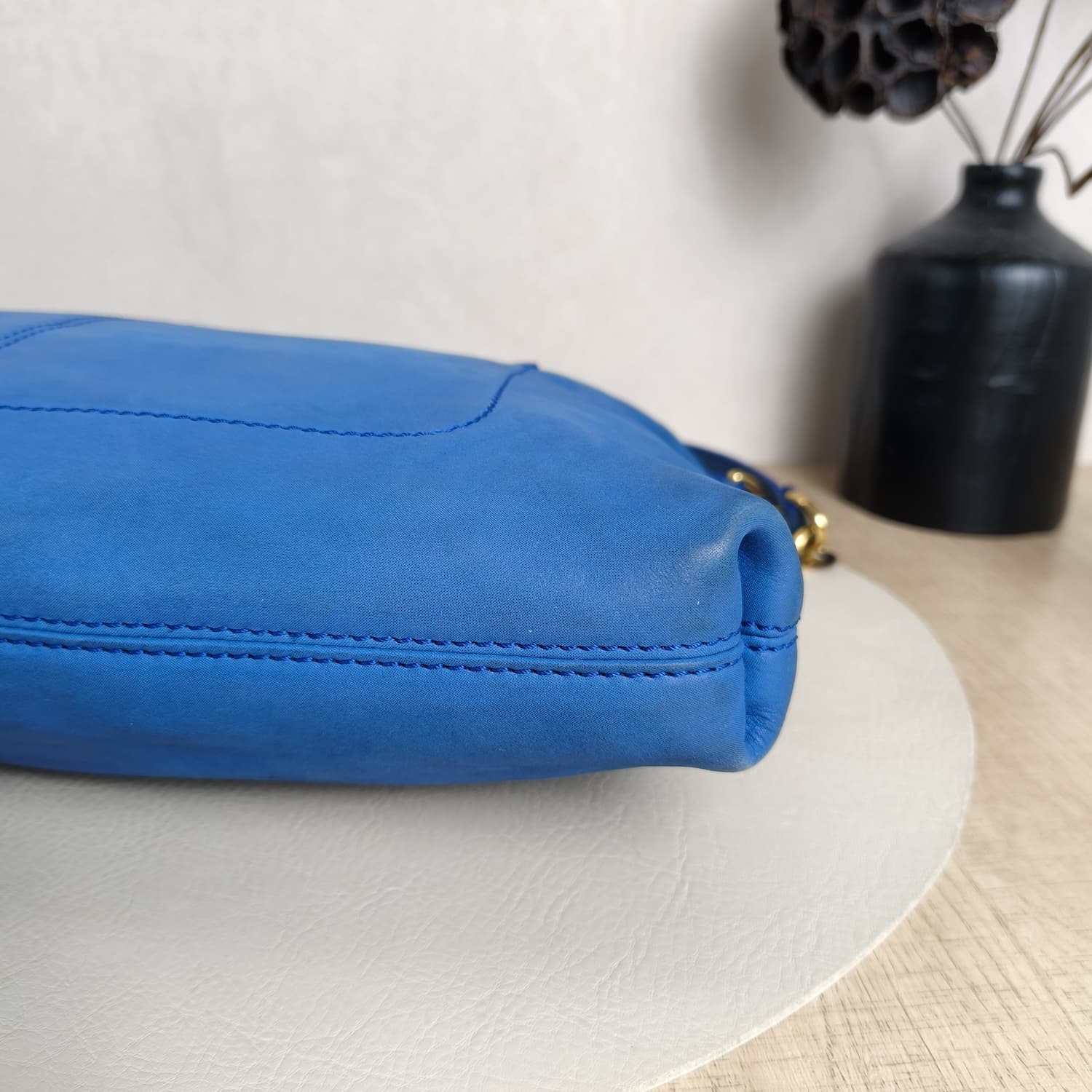 Fendi Δερμάτινη Crossbody σε Έντονο Μπλε με Στρογγυλό FF Charm — φωτογραφία 5