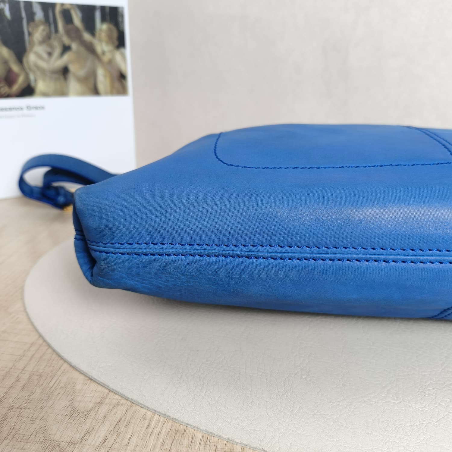 Fendi Δερμάτινη Crossbody σε Έντονο Μπλε με Στρογγυλό FF Charm — φωτογραφία 6