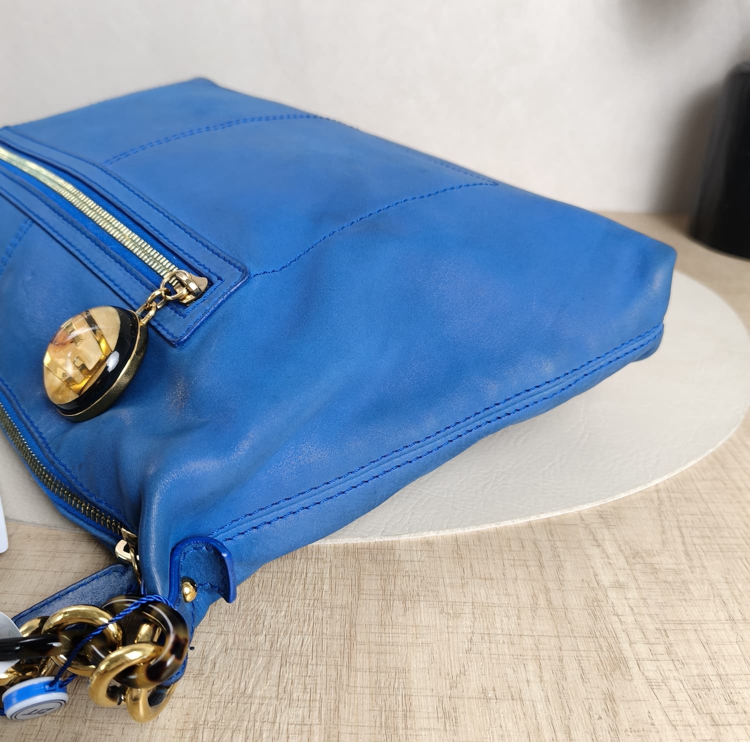 Fendi Δερμάτινη Crossbody σε Έντονο Μπλε με Στρογγυλό FF Charm — φωτογραφία 7