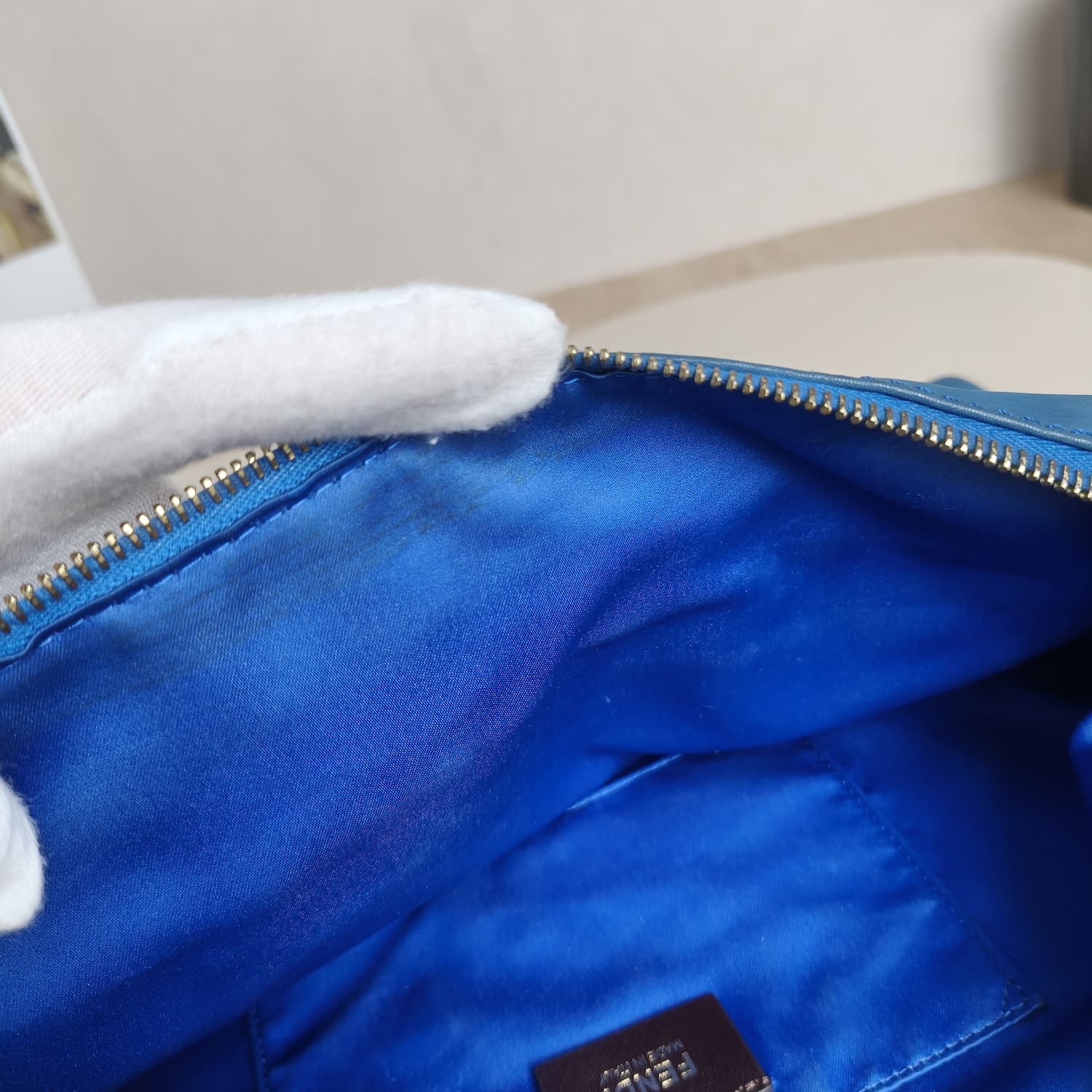 Fendi Δερμάτινη Crossbody σε Έντονο Μπλε με Στρογγυλό FF Charm — φωτογραφία 8