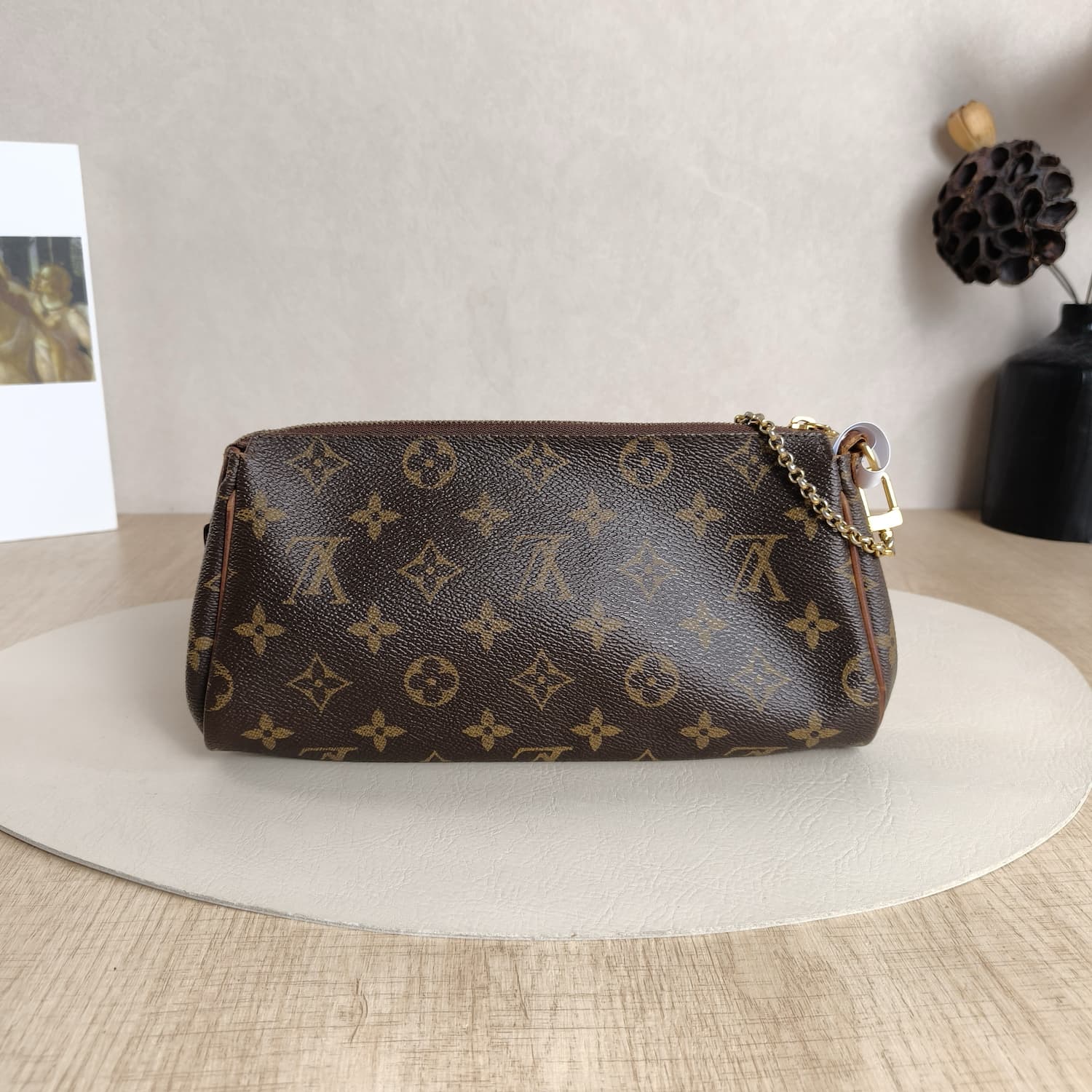 Louis Vuitton Eva Clutch Monogram — Τσαντάκι Ώμου με Χρυσή Αλυσίδα — φωτογραφία 2