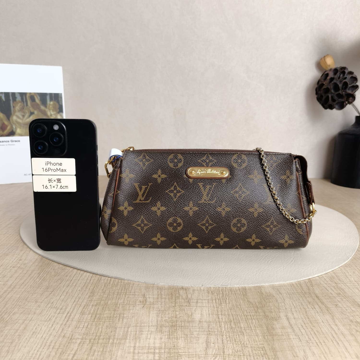 Louis Vuitton Eva Clutch Monogram — Τσαντάκι Ώμου με Χρυσή Αλυσίδα — φωτογραφία 3