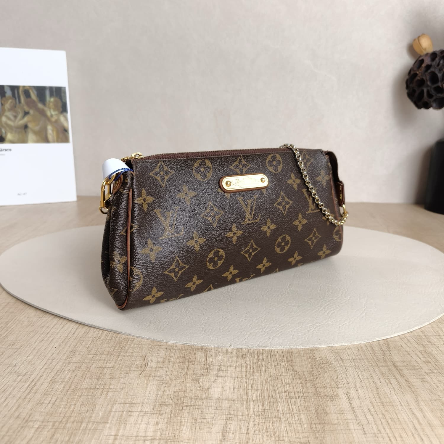 Louis Vuitton Eva Clutch Monogram — Τσαντάκι Ώμου με Χρυσή Αλυσίδα — φωτογραφία 4