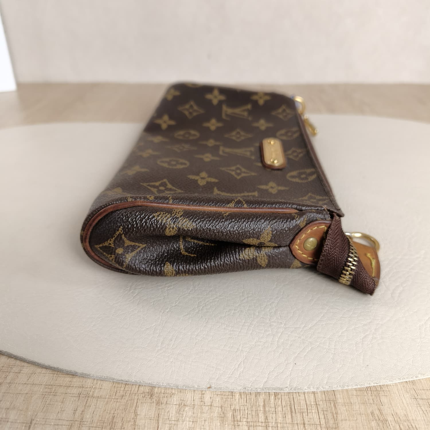 Louis Vuitton Eva Clutch Monogram — Τσαντάκι Ώμου με Χρυσή Αλυσίδα — φωτογραφία 9