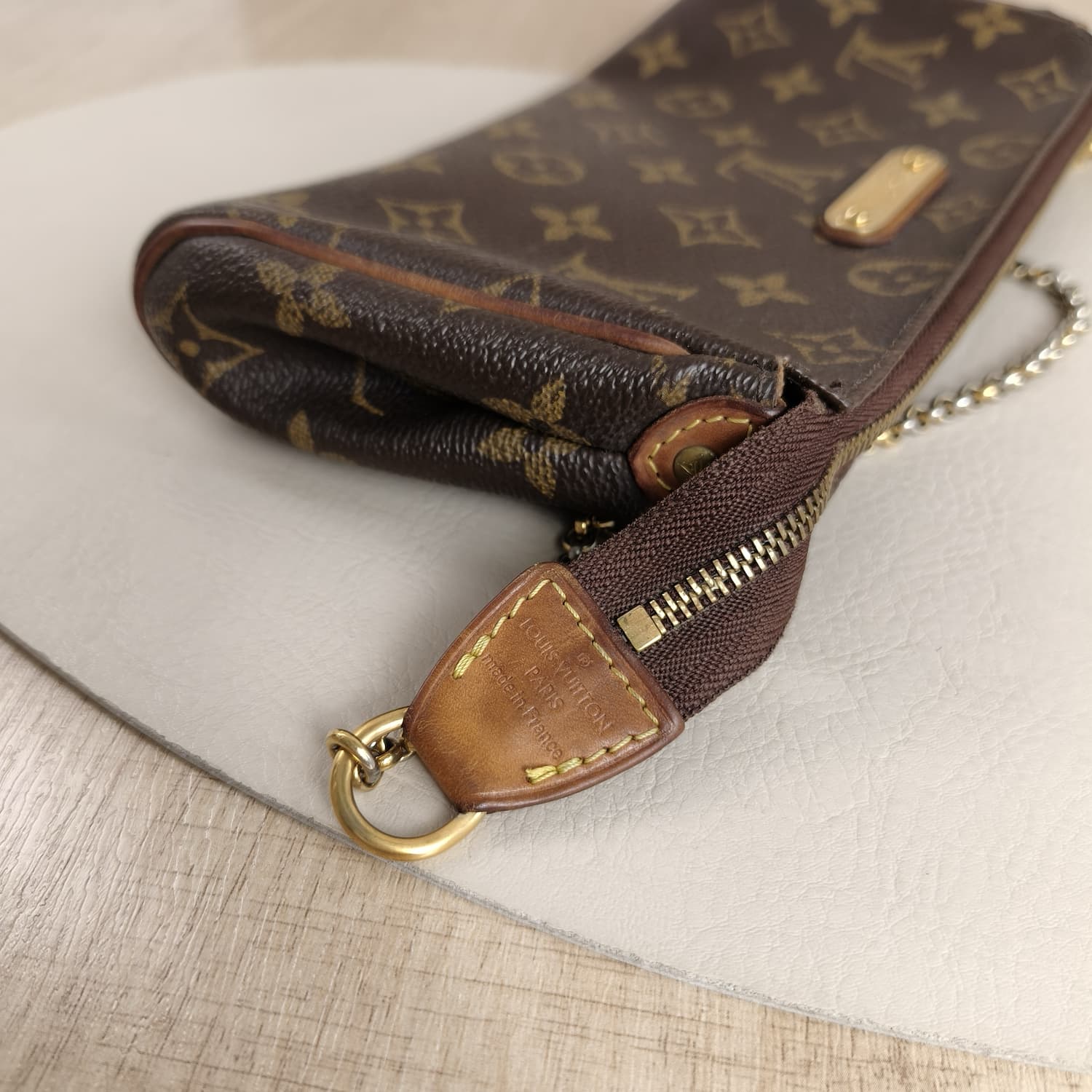 Louis Vuitton Eva Clutch Monogram — Τσαντάκι Ώμου με Χρυσή Αλυσίδα — φωτογραφία 10