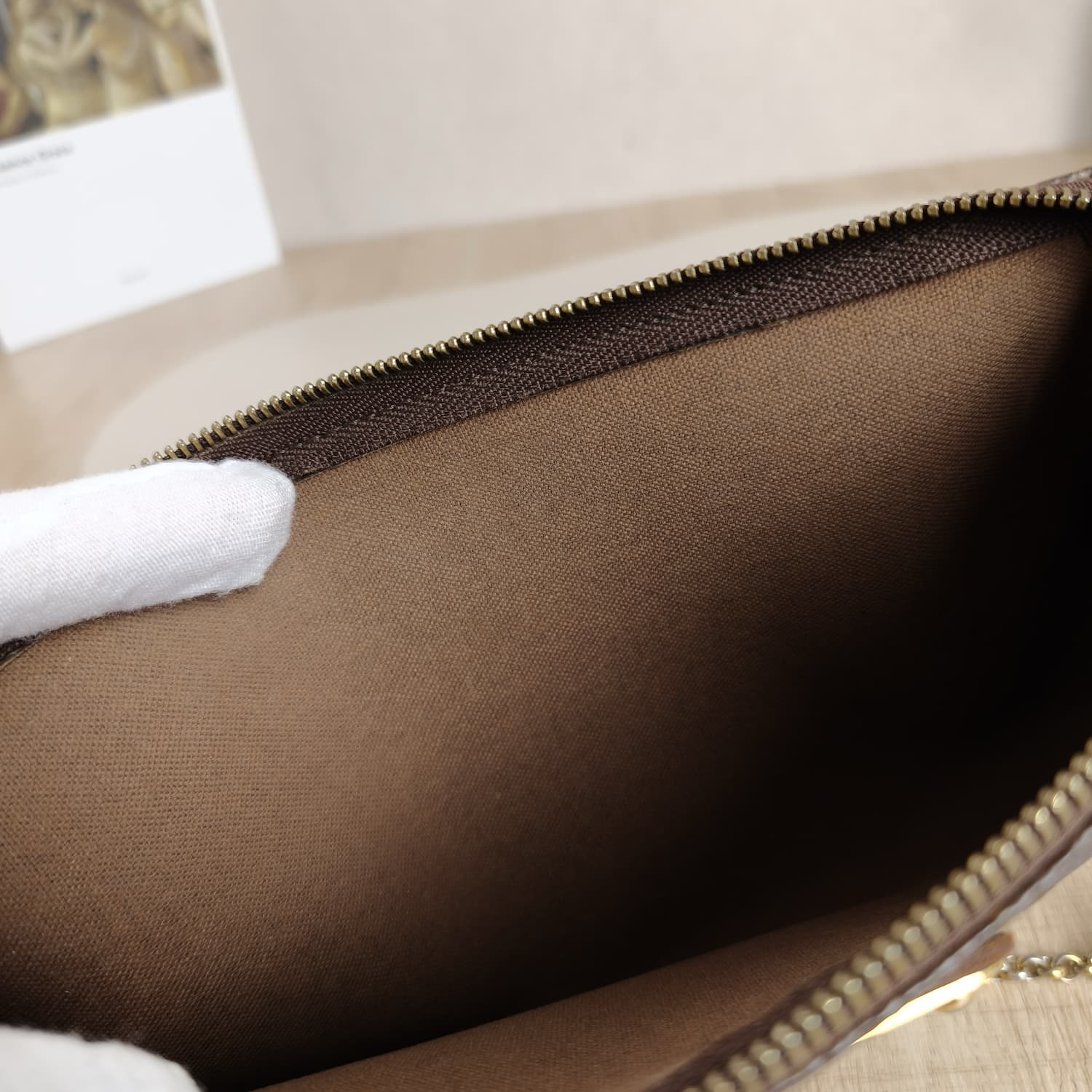 Louis Vuitton Eva Clutch Monogram — Τσαντάκι Ώμου με Χρυσή Αλυσίδα — φωτογραφία 15