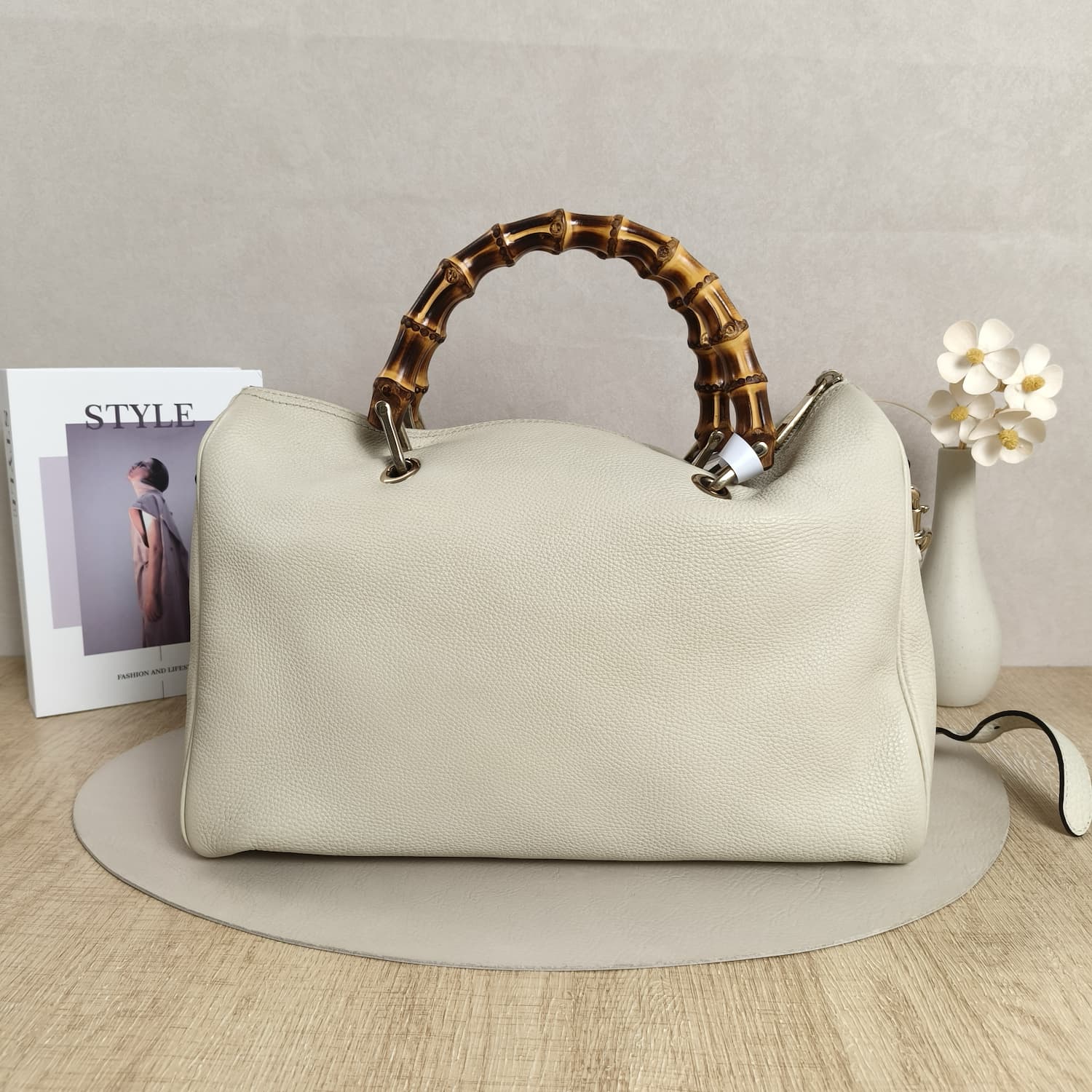 Gucci Bamboo Δερμάτινη Boston Bag — Ιβουάρ με Χερούλια Μπαμπού — φωτογραφία 3