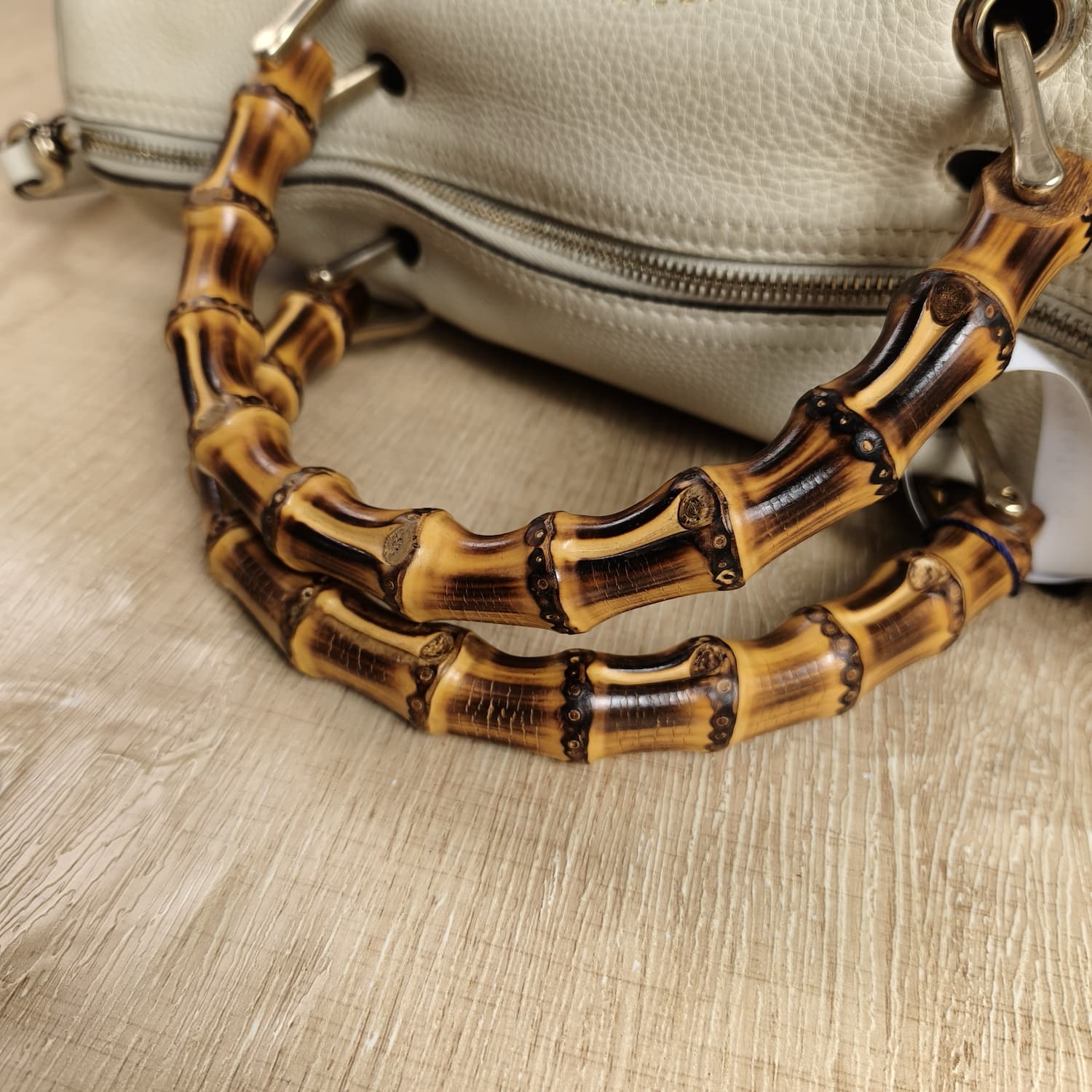 Gucci Bamboo Δερμάτινη Boston Bag — Ιβουάρ με Χερούλια Μπαμπού — φωτογραφία 11