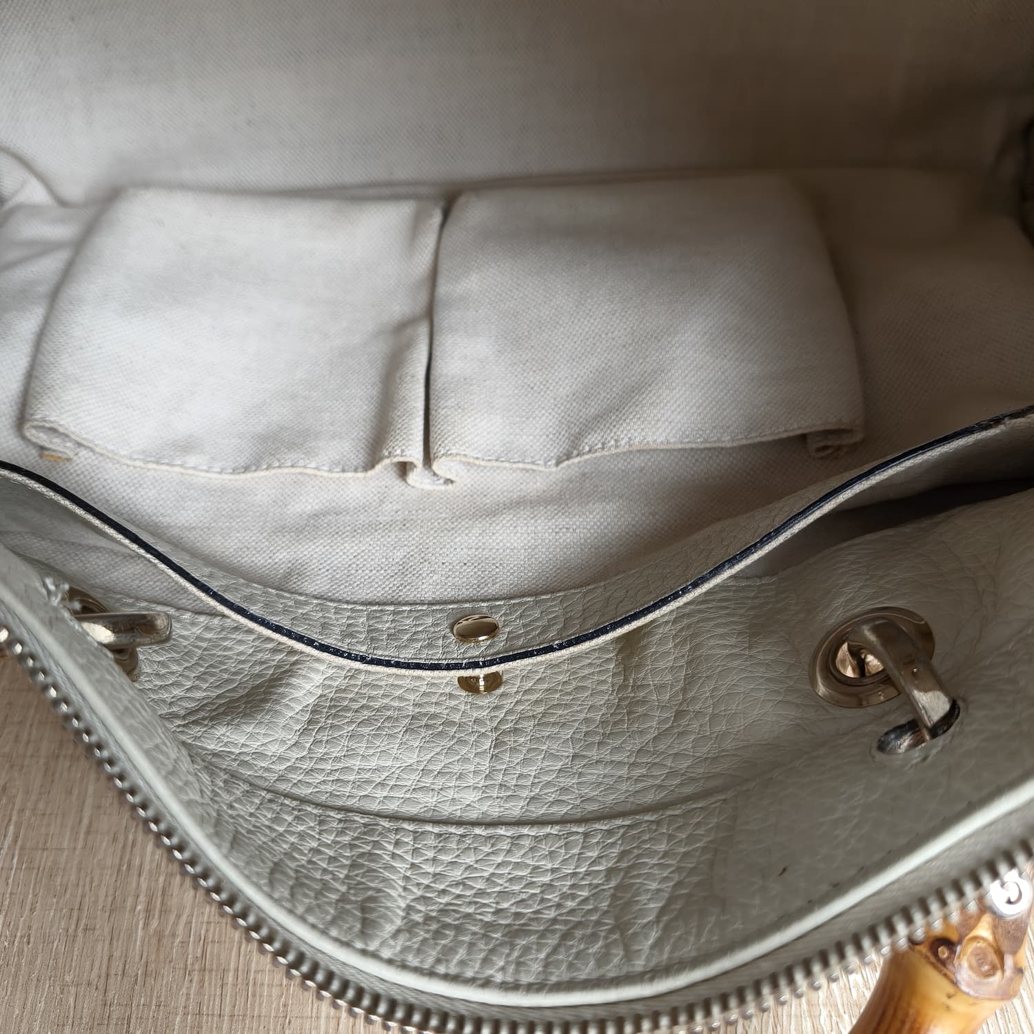 Gucci Bamboo Δερμάτινη Boston Bag — Ιβουάρ με Χερούλια Μπαμπού — φωτογραφία 14